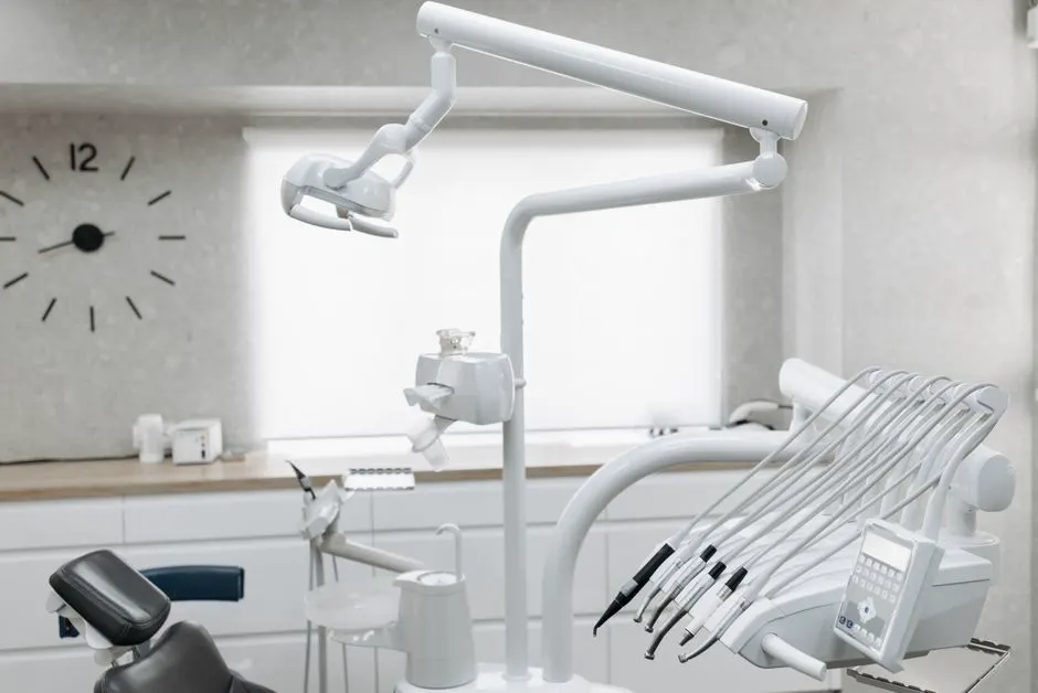 Dental instruments arranged neatly on a tray.